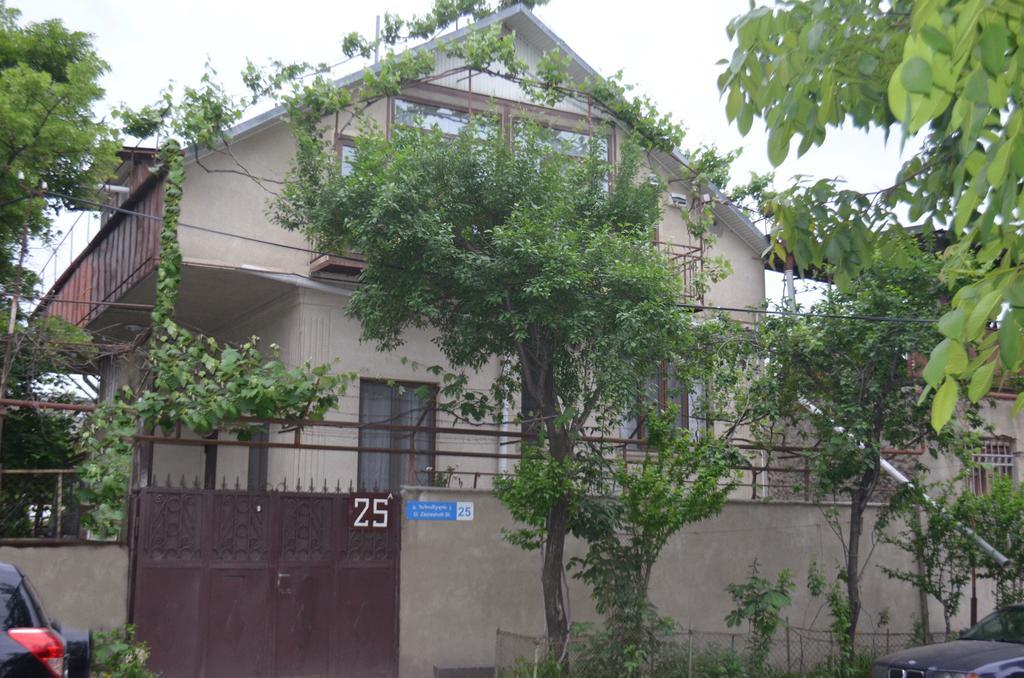 Alex'S Cosy Guesthouse Tbilisi Esterno foto